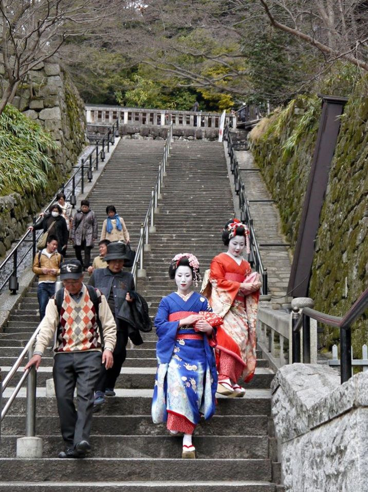 Geishas at Kiyomizu-dera